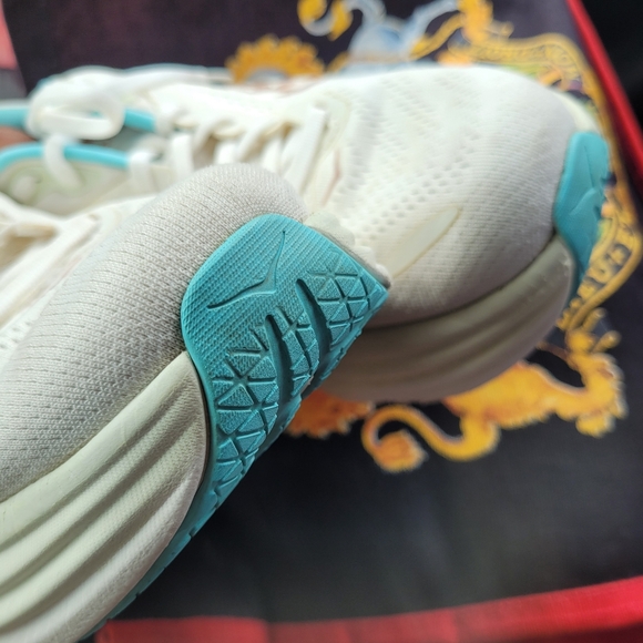 White Hoka Bondi 8 Size 9.5D (Wide) - Picture 6 of 7